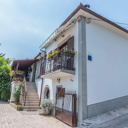 Ivone - 5 Stars Apartman *